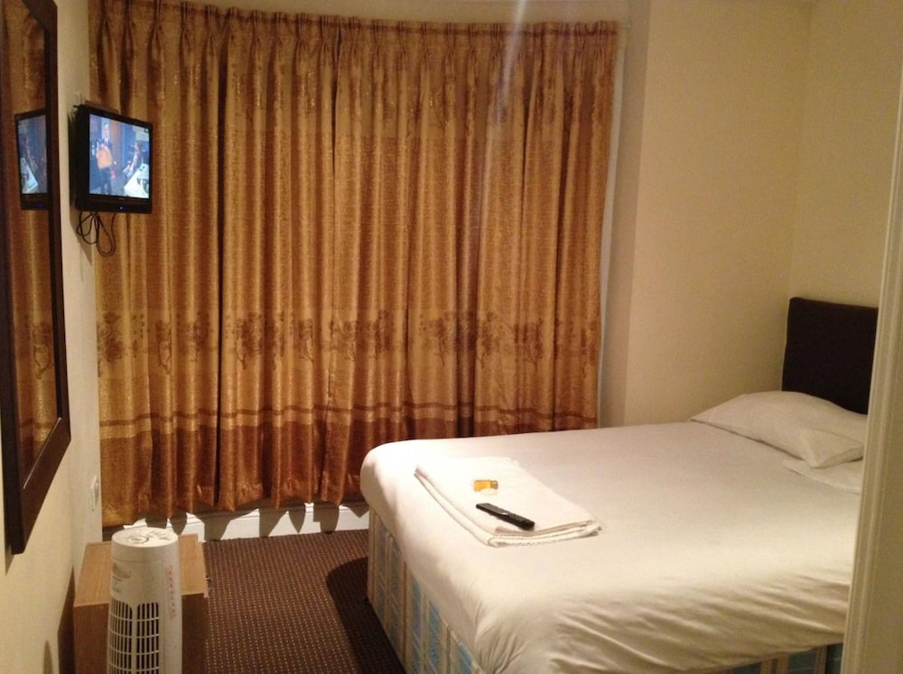 Standard Triple Room, Non Smoking, Ensuite photo 2