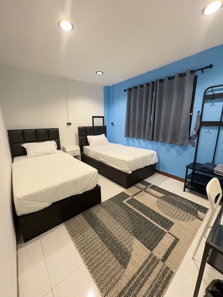 Basic Twin Room with shared bathroom photo 1