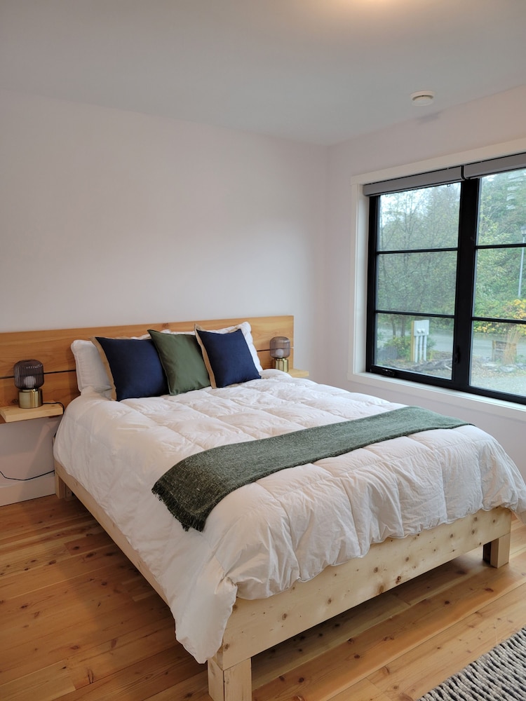 3 Bedroom Waterfront Cottage photo 3