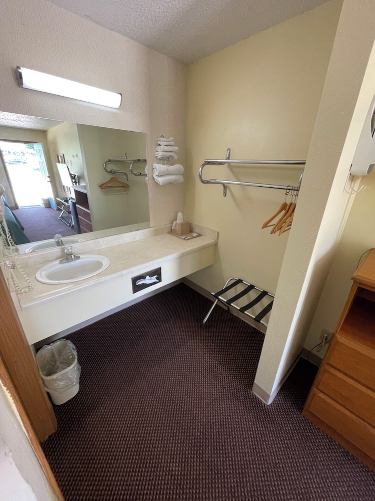 Standard Room, 2 Queen Beds, Non Smoking - Photo 8
