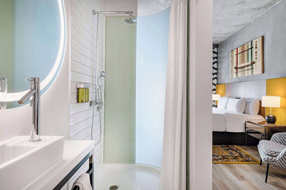 Suite, 1 Bedroom - Photo 13