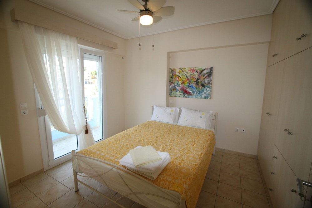 Apartment, 1 Bedroom, Refrigerator & Microwave photo 2