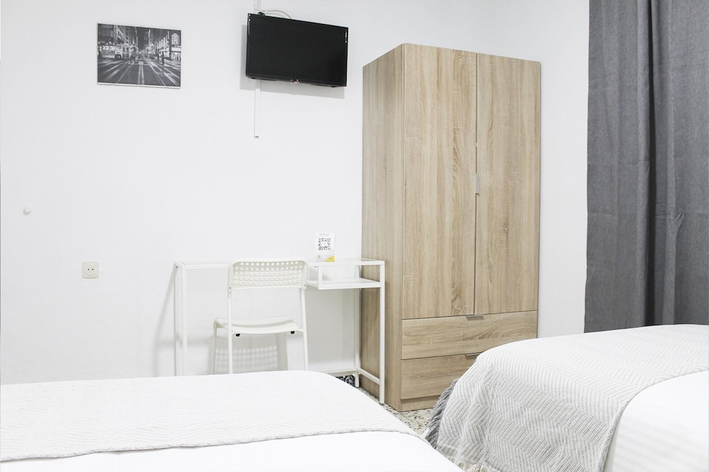 Business Twin Room - Photo 11