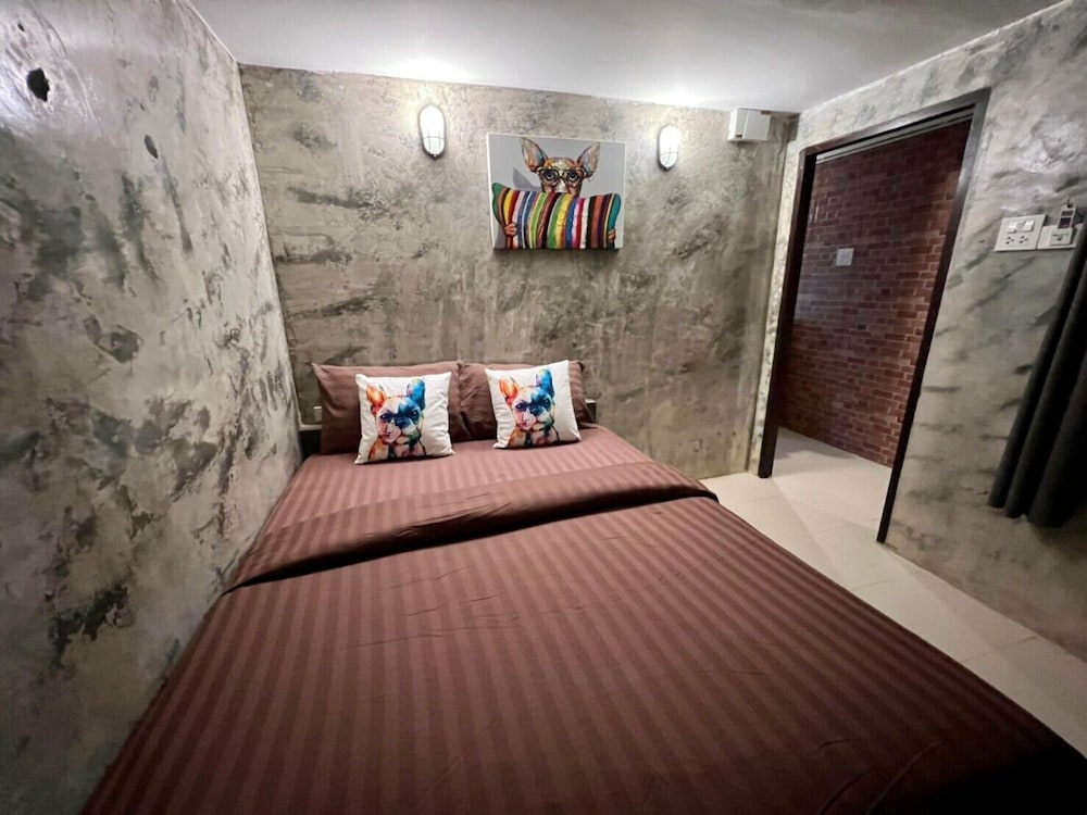 Basic Room, 1 Queen Bed - Photo 21