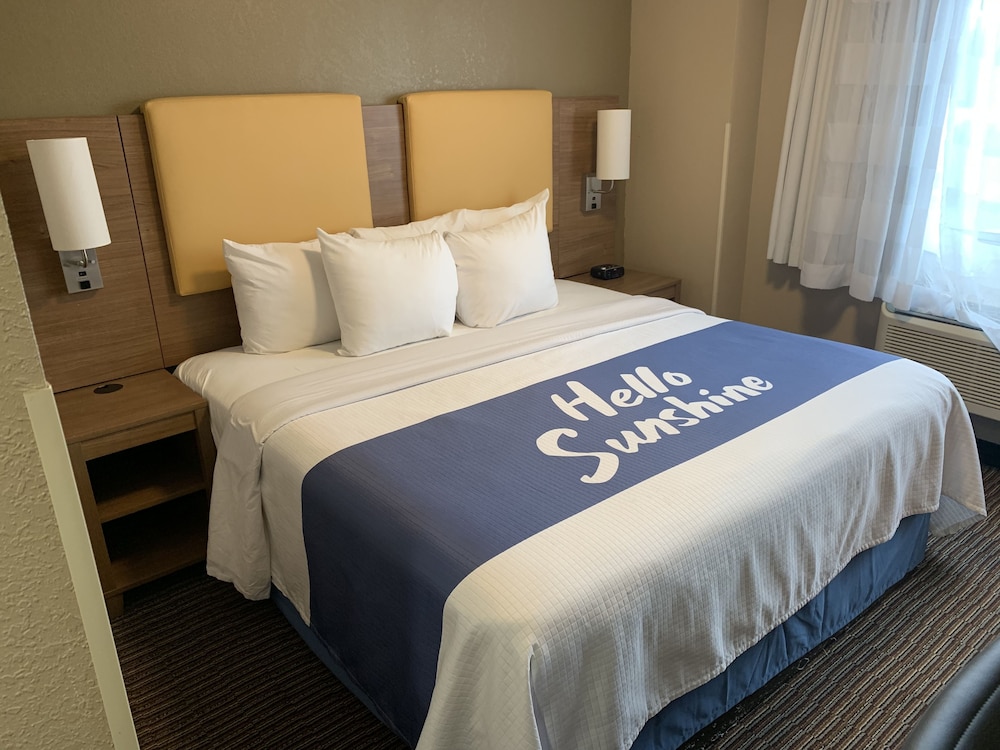 Room, 1 King Bed, Mobility Accessible, Non Smoking (Hearing, Roll-in Shower) photo 1