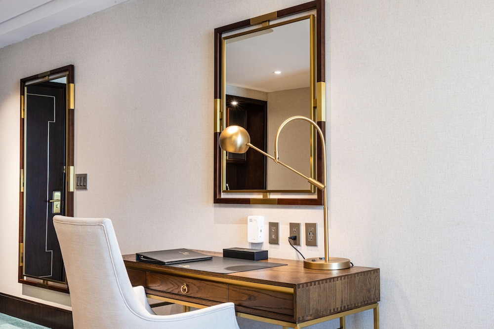 Suite, 1 King Bed, Accessible, Corner (Bathtub) - Photo 2