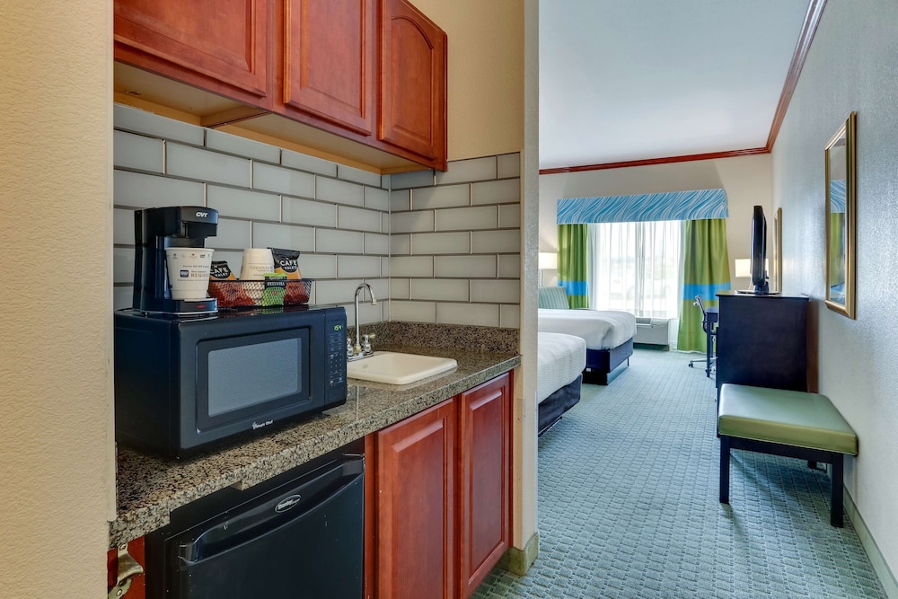 Executive Room, 2 Queen Beds, Non Smoking, Refrigerator & Microwave photo 2