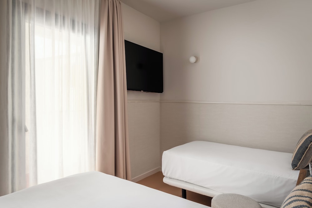 Standard Twin Room - Photo 2