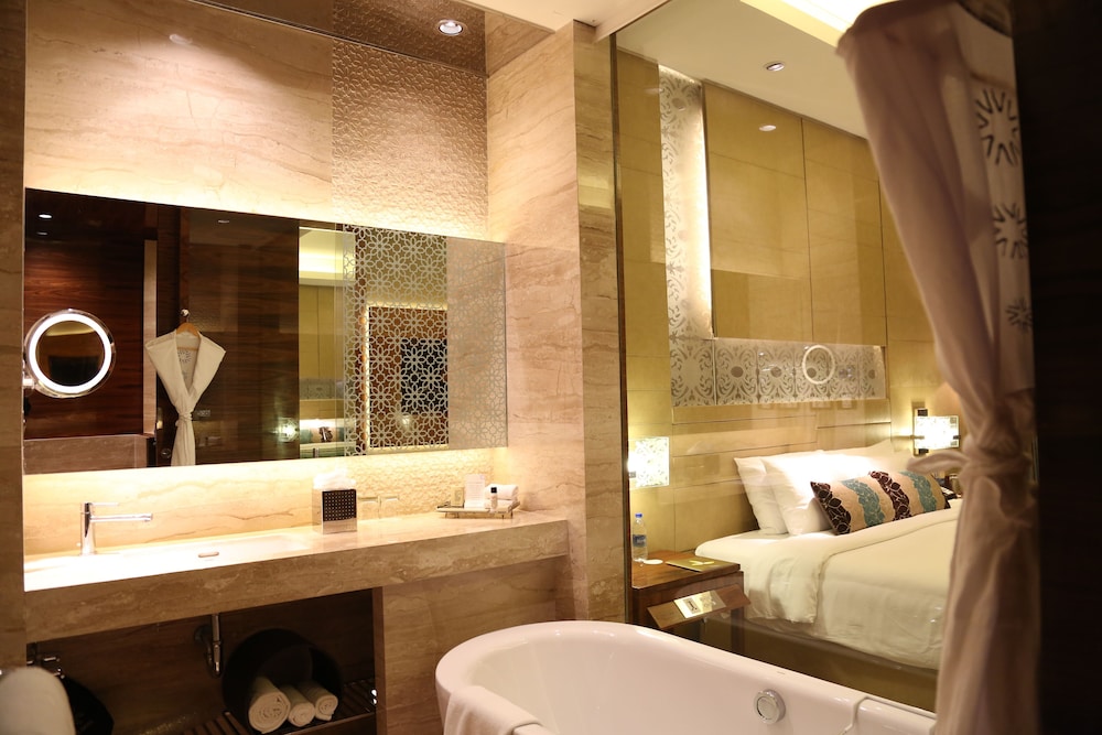 Taj Club Room Twin Bed with Bath Tub, Club Lounge Access
