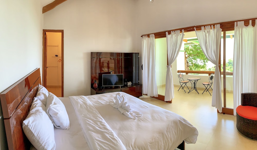 Deluxe Suite, 1 King Bed, Ocean View