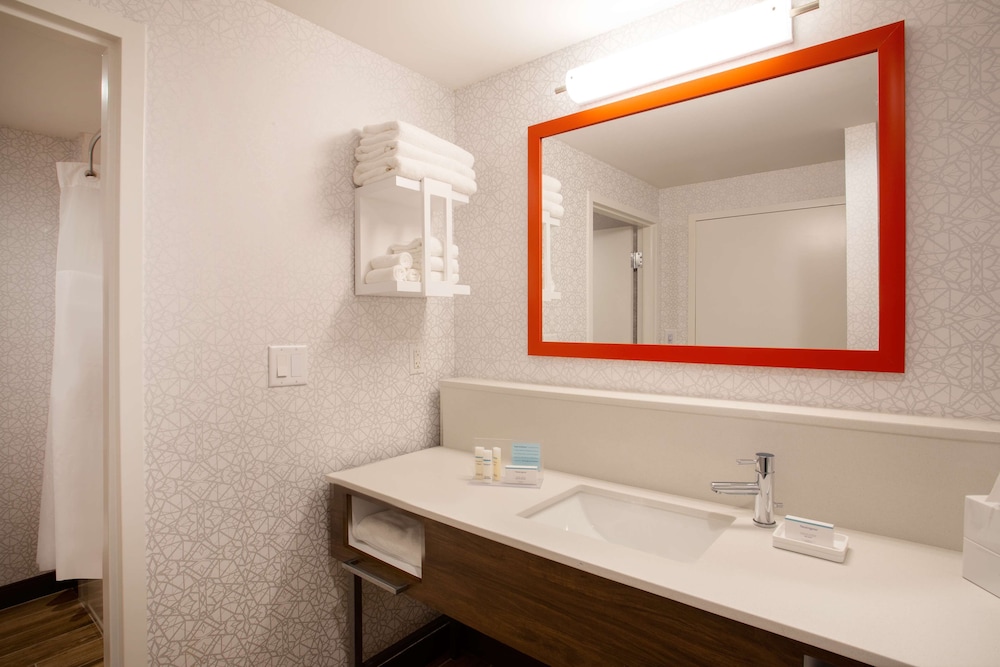 Studio, 1 King Bed, Refrigerator & Microwave (Wet bar) - Photo 4