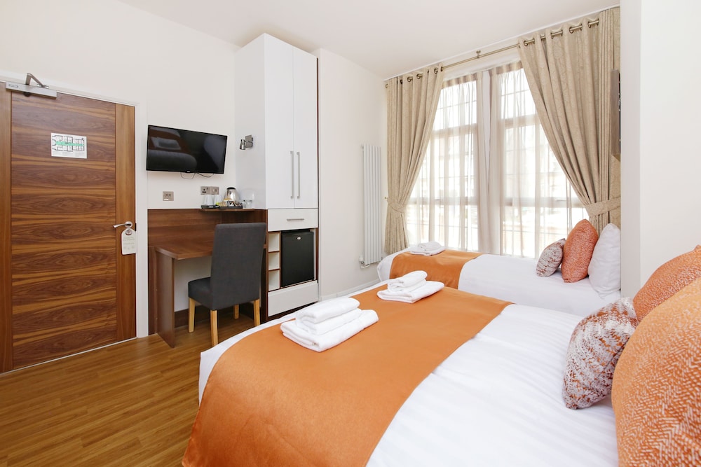 Classic Triple Room, Ensuite photo 3