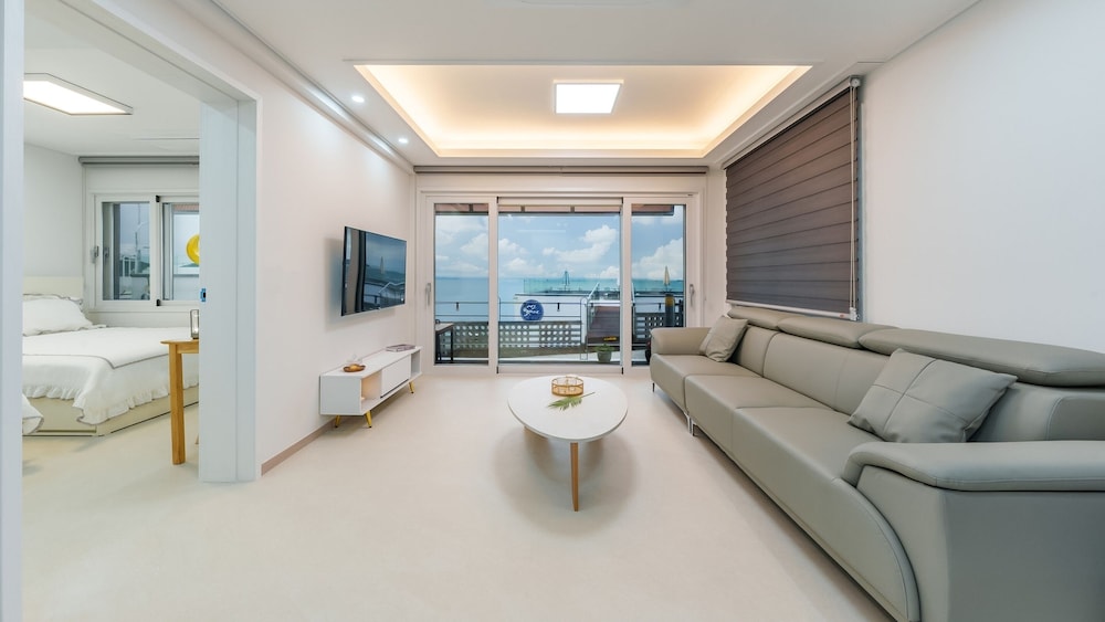 Basic Room, 1 Bedroom (103 (Ocean View / Private BBQ ))