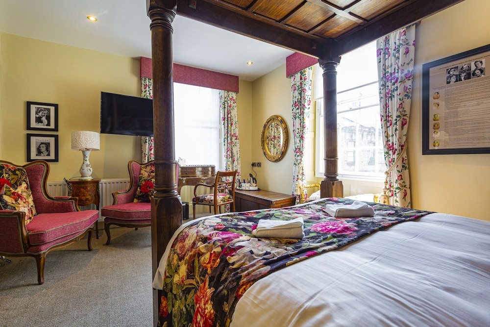 Deluxe Four Poster Room photo 2