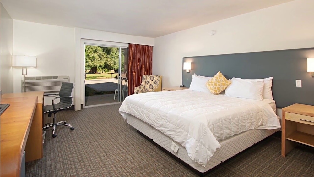 Standard Single Room, 1 King Bed, Non Smoking, Golf View photo 2