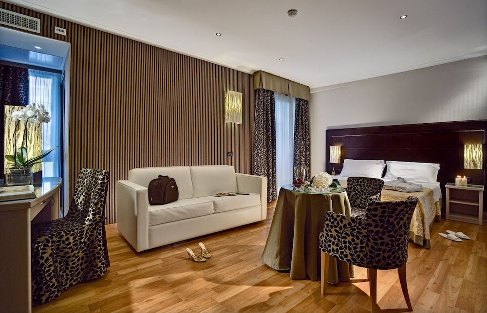 Deluxe Double or Twin Room - Photo 5