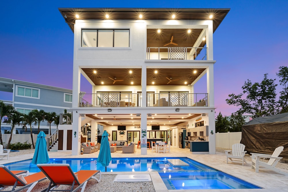 Luxury Seaside Escape ~ Heated Pool w Jacuzzi ~ Elevator ~ Dock ~ Scenic Views, Billede 38