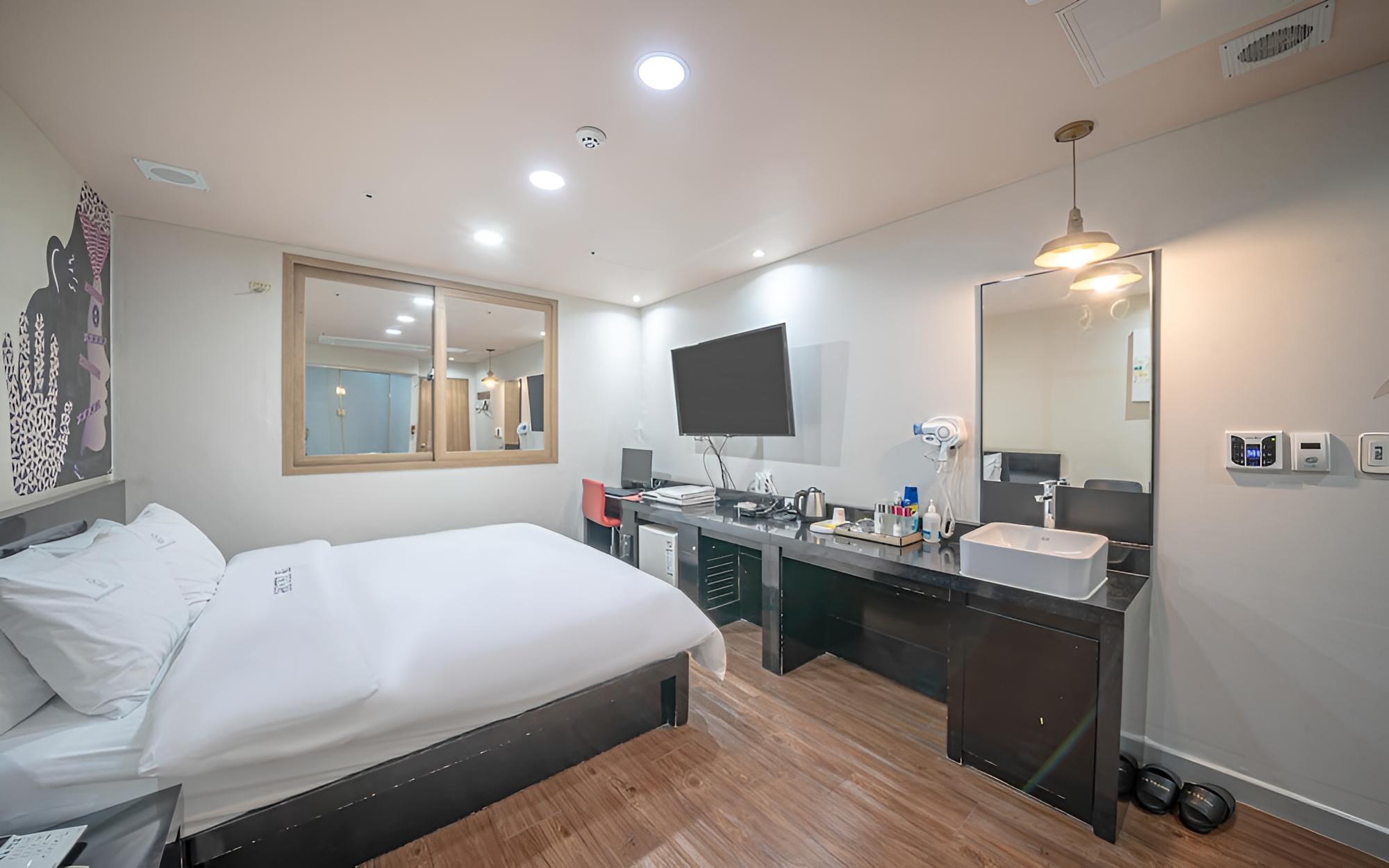 Room (Standard (no parking no Netflix)) - Photo 7