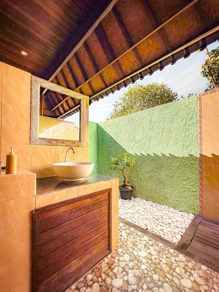 Deluxe Double Room, 1 King Bed, Balcony, Garden View photo 2