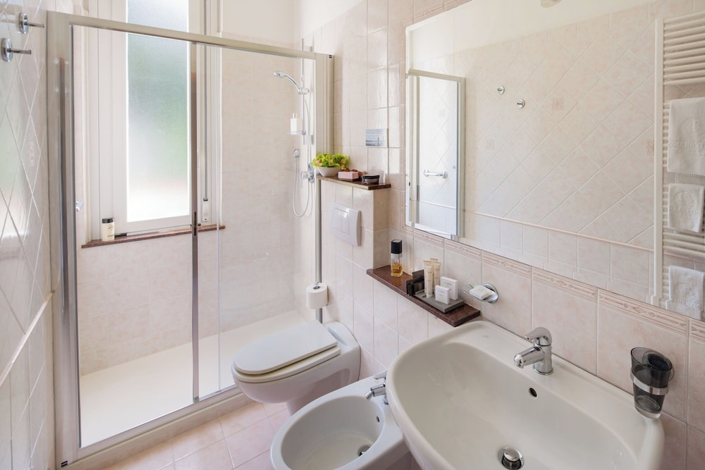 Standard Double or Twin Room photo 2