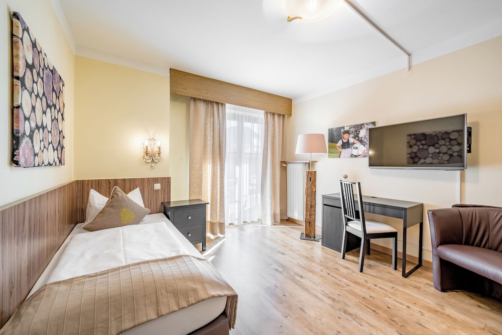 Classic Single Room, 1 Twin Bed, Non Smoking, Courtyard View photo 3