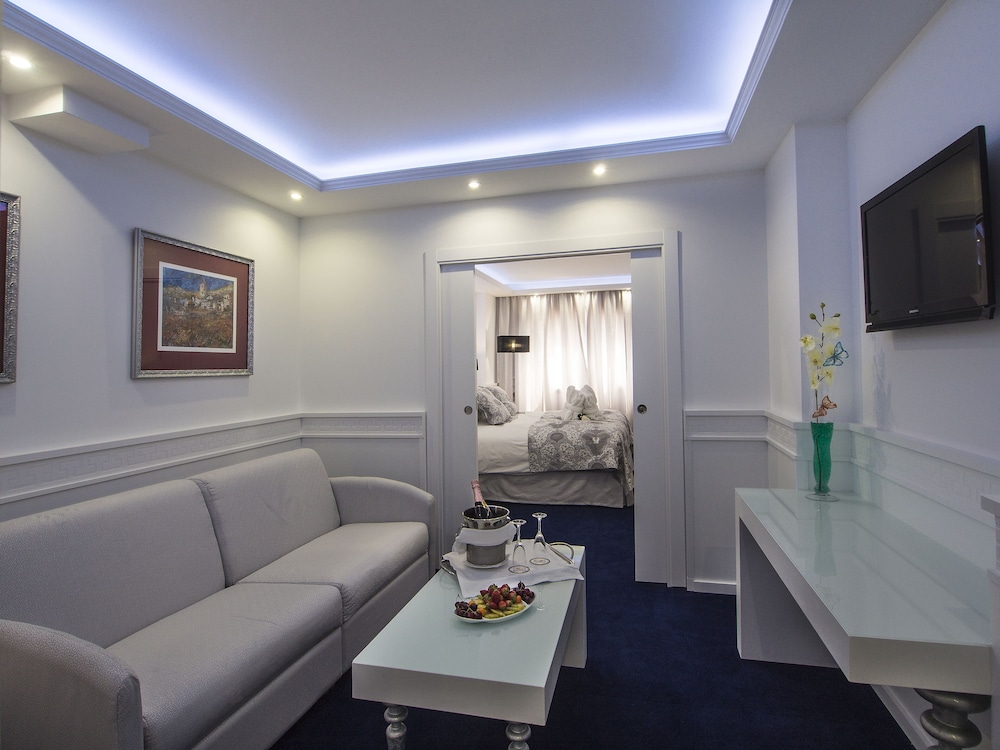 Junior Suite, 1 Double Bed with Sofa bed, Jetted Tub, Valley View