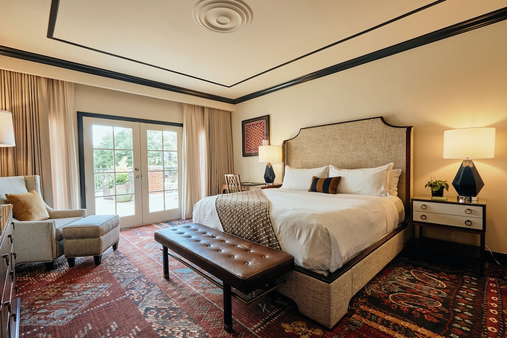 Signature Suite, 1 King Bed with Sofa bed photo 1
