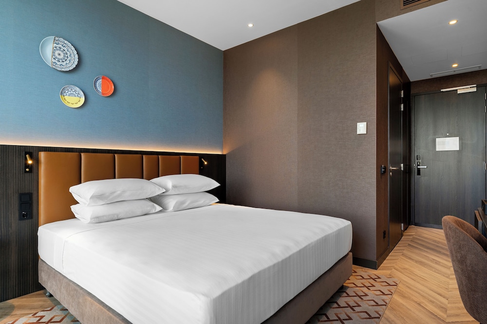 Deluxe Room, 1 King Bed photo 3