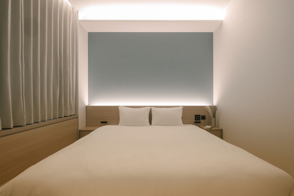 King Bed Room, Non Smoking - Photo 3