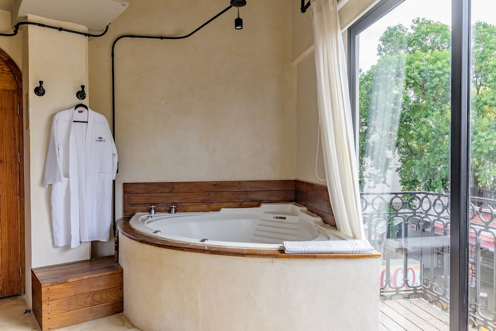 Master Double Suite with Jacuzzi Balcony and City Views - Photo 3