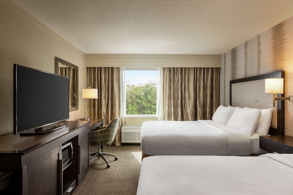 Room, 2 Queen Beds, Accessible (Roll-in Shower), photo 6
