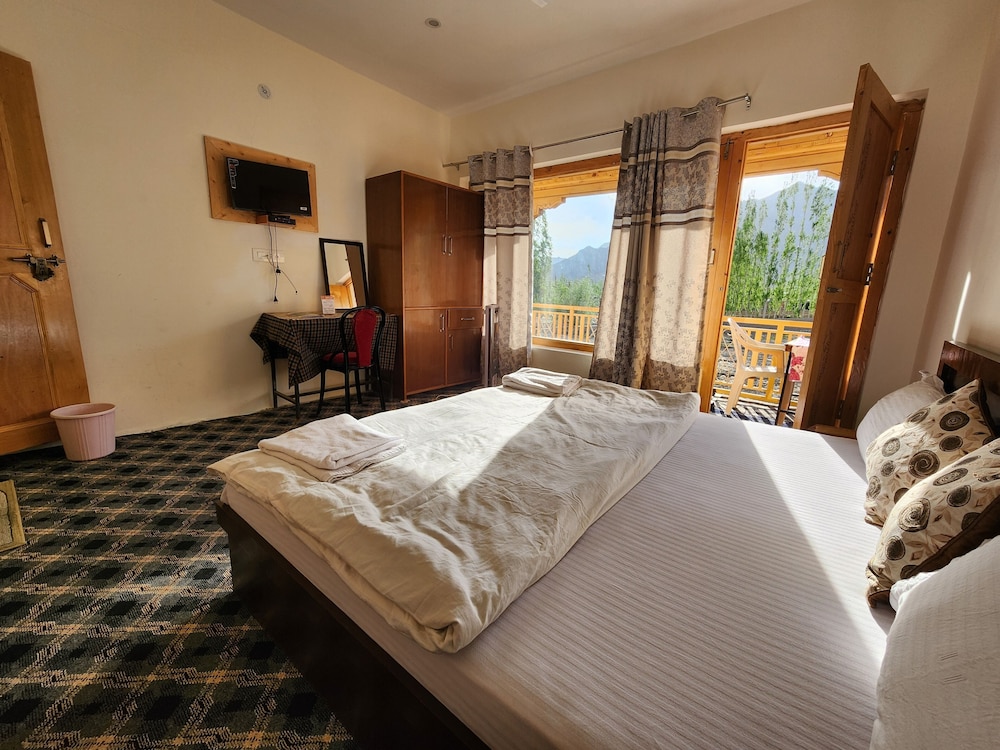 Suite, 1 King Bed, Non Smoking, Ocean View (Dining Table) photo 1
