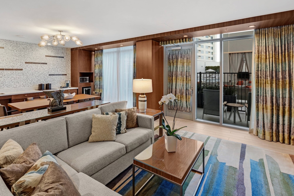 Griffin Suite, 1 King Bed with Sofa Bed, Pool View