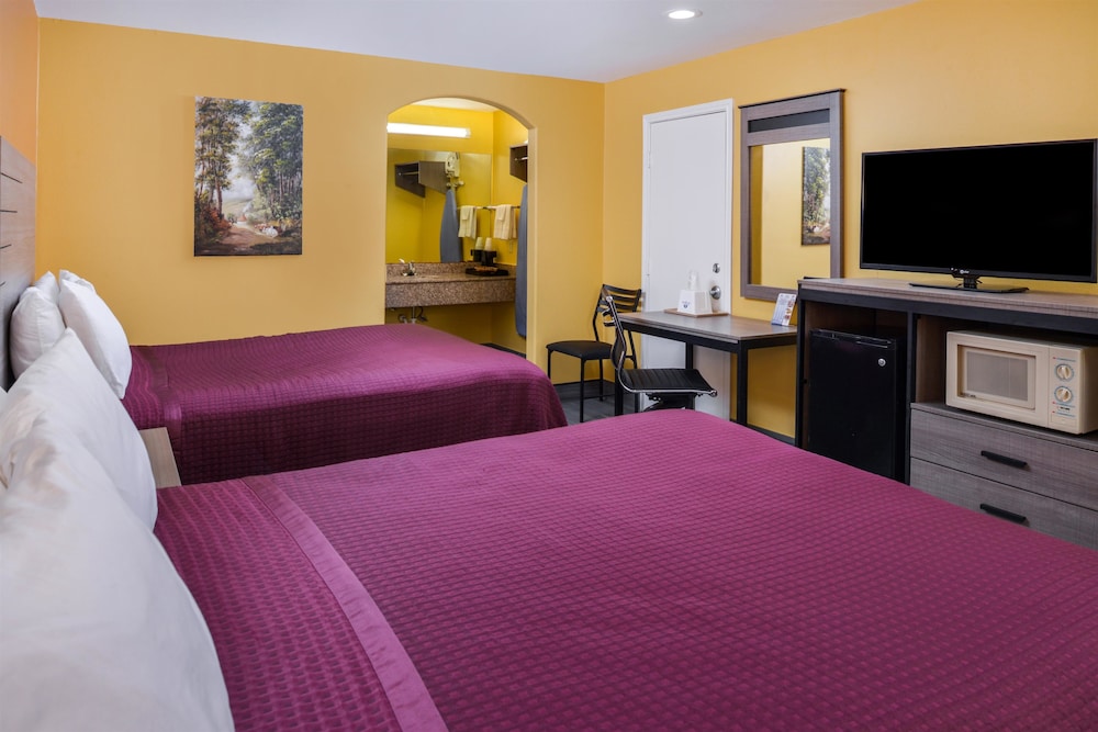 Room, 2 Queen Beds, Smoking - Photo 5