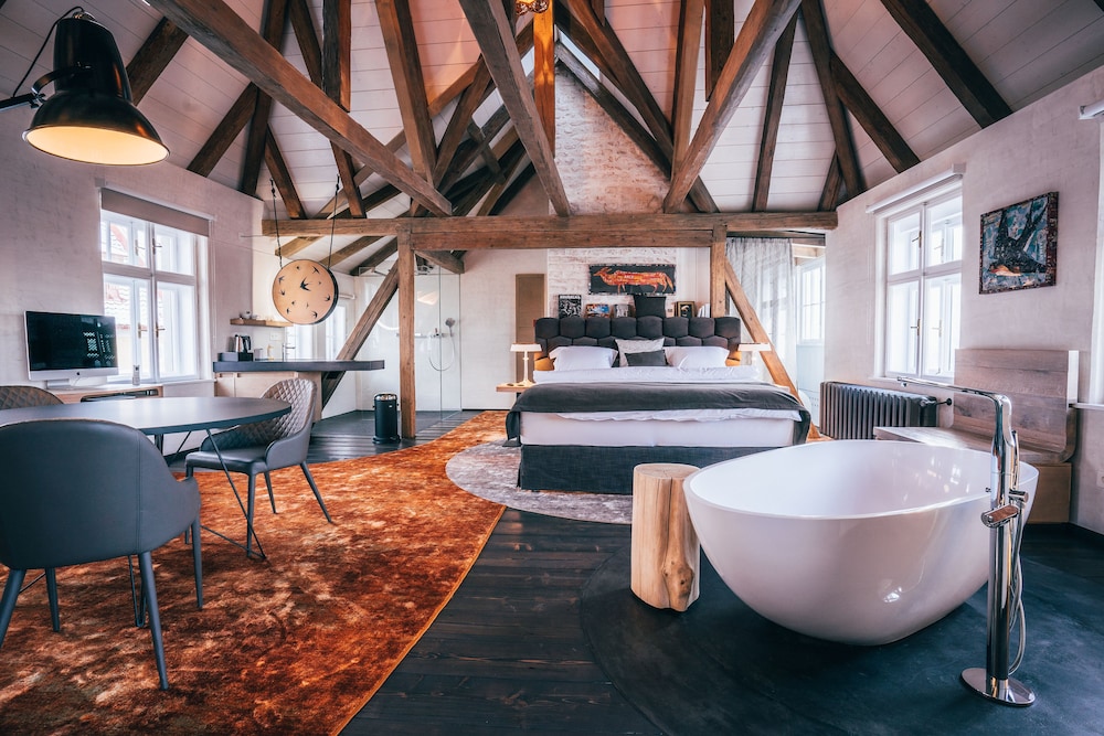 Studio Suite, Fireplace