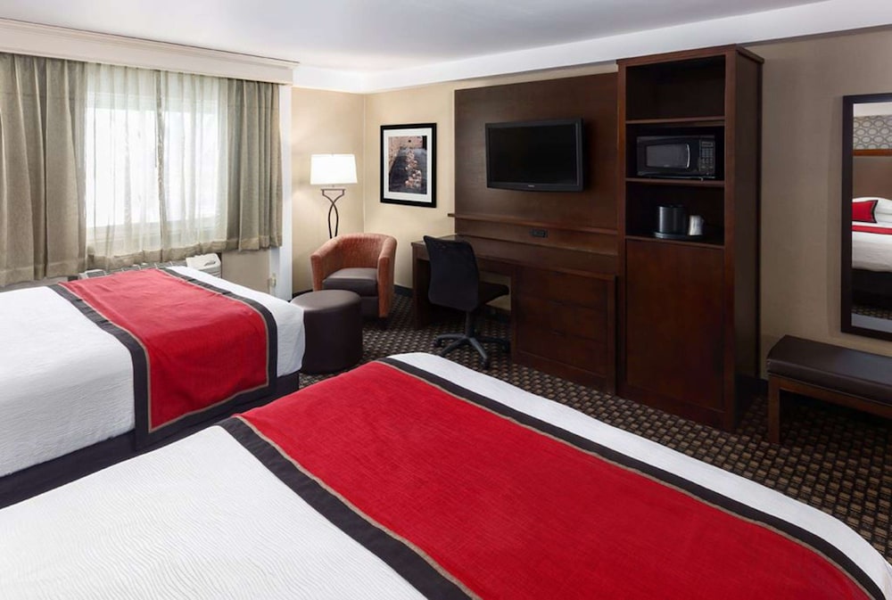 Standard Room, 2 Queen Beds, Non Smoking, Refrigerator & Microwave (2nd Floor) - Photo 3
