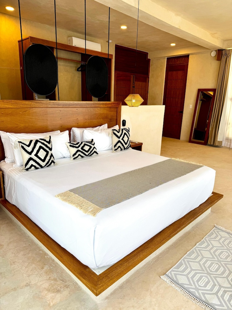 Junior Room, 1 King Bed, Courtyard View photo 1