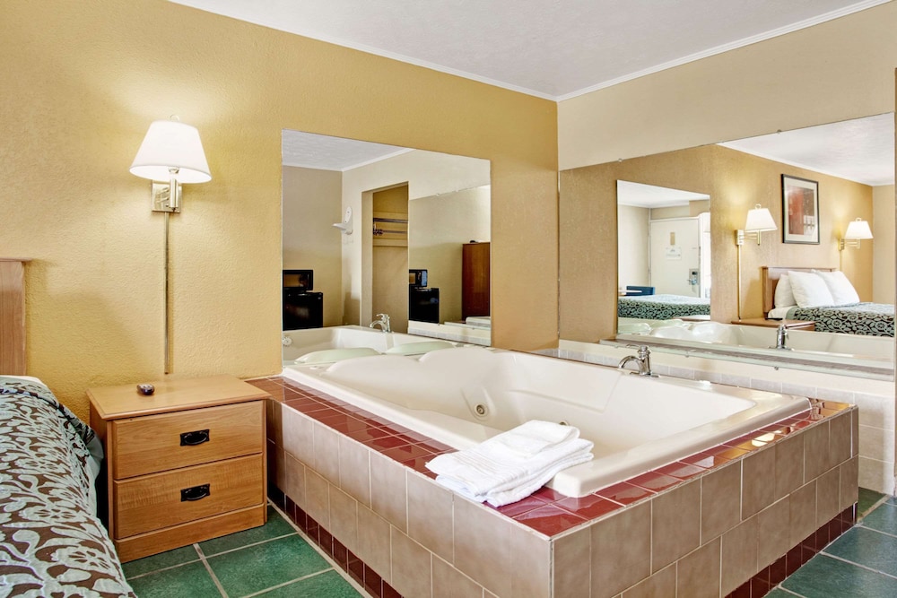Room, 1 Queen Bed photo 2