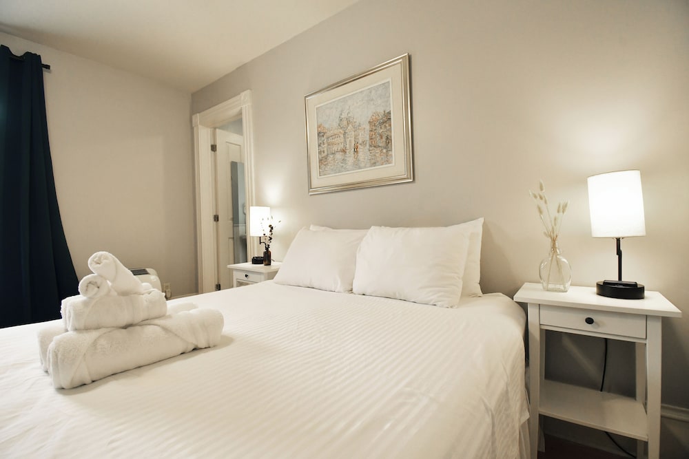 Classic Room, 1 Queen Bed, Bathtub
