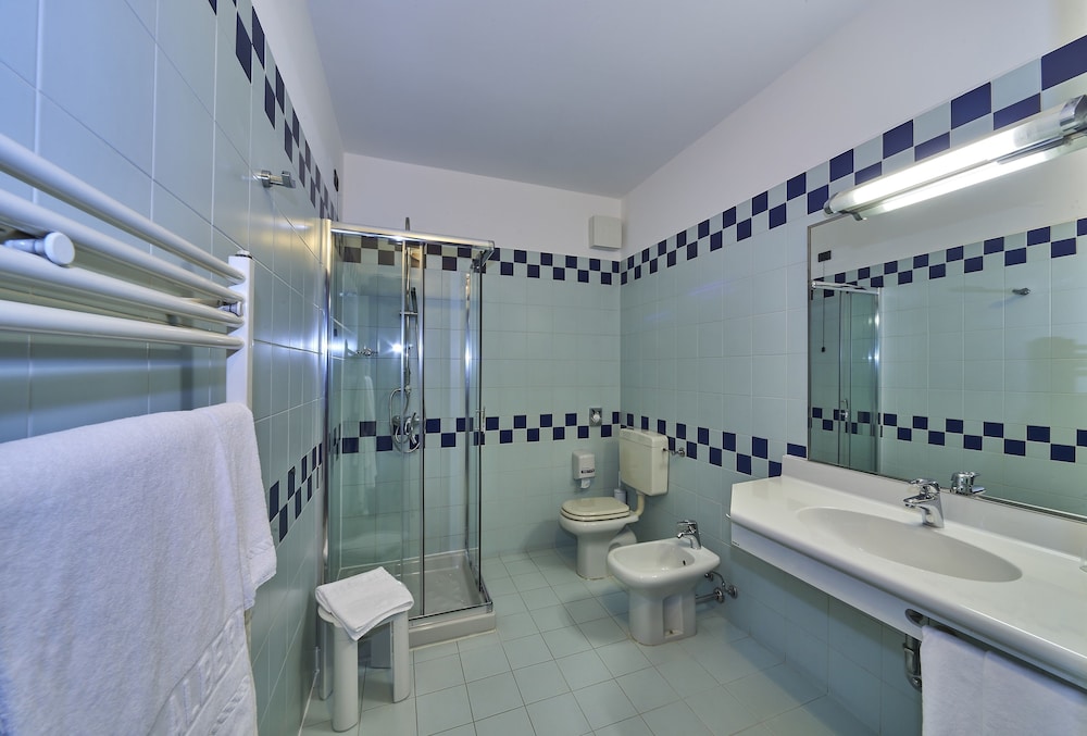 Double Room Single Use, Accessible, Partial Lake View photo 3