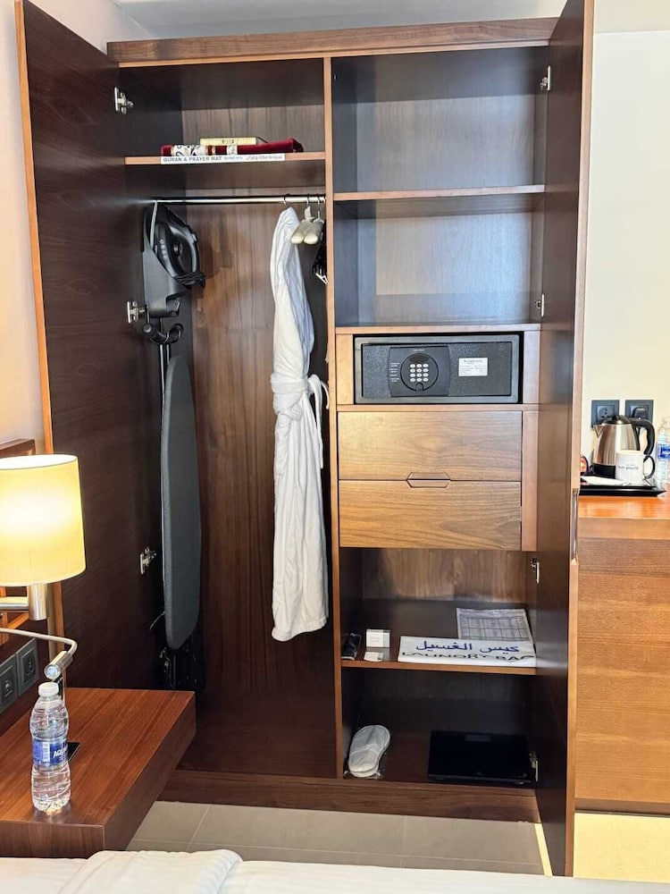 Standard Room, Multiple Beds - Photo 20