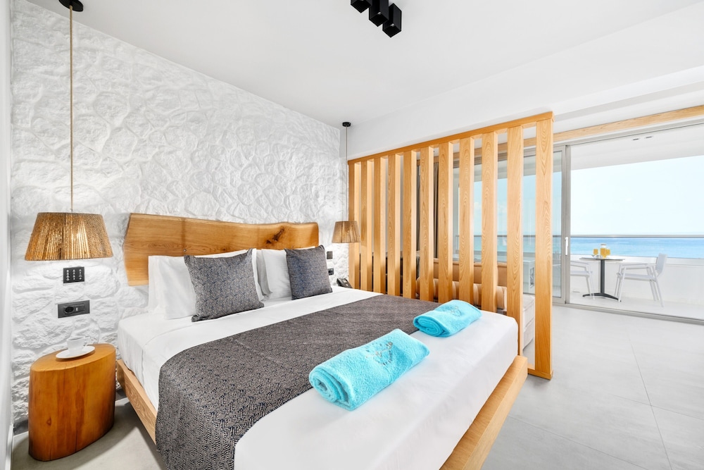 Sea View Suite with Jacuzzi and Kitchenette