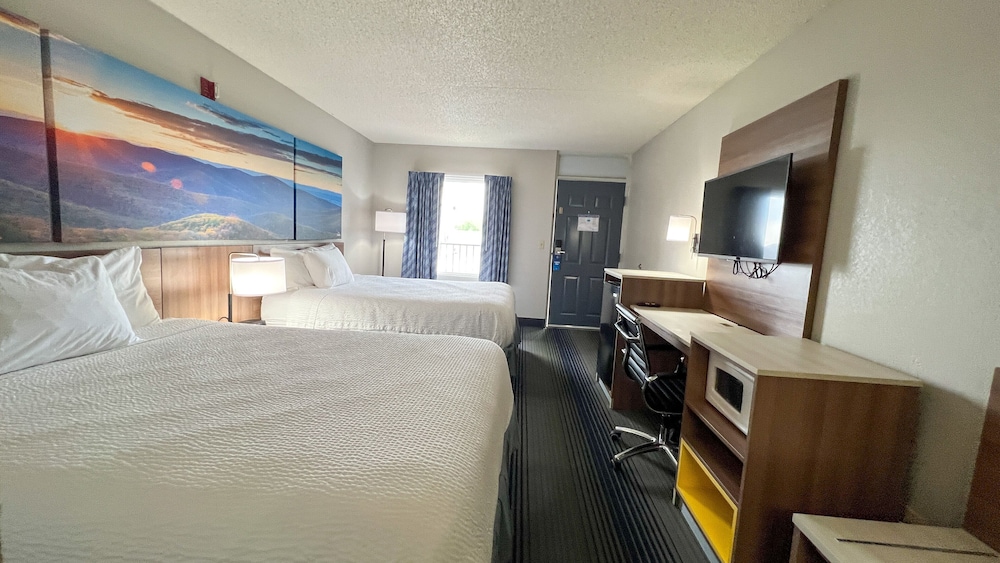 Upgraded, Deluxe Room, 2 Queen Beds, Smoking photo 2