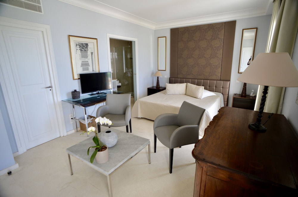 Superior Room, 1 King Bed, Sea View photo 3