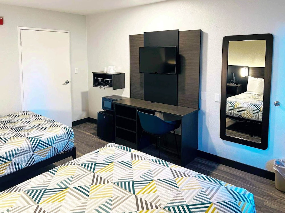 Premium Room, 2 Queen Beds, Accessible, Non Smoking photo 2