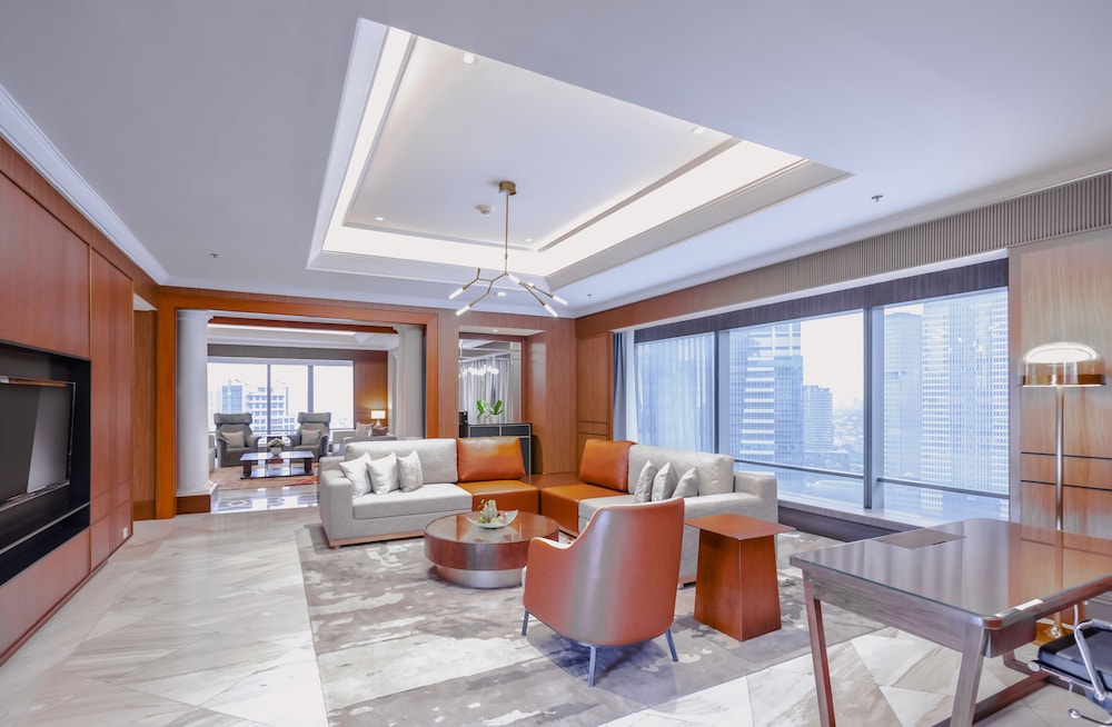 Club Suite, 1 King Bed, City View - Photo 6