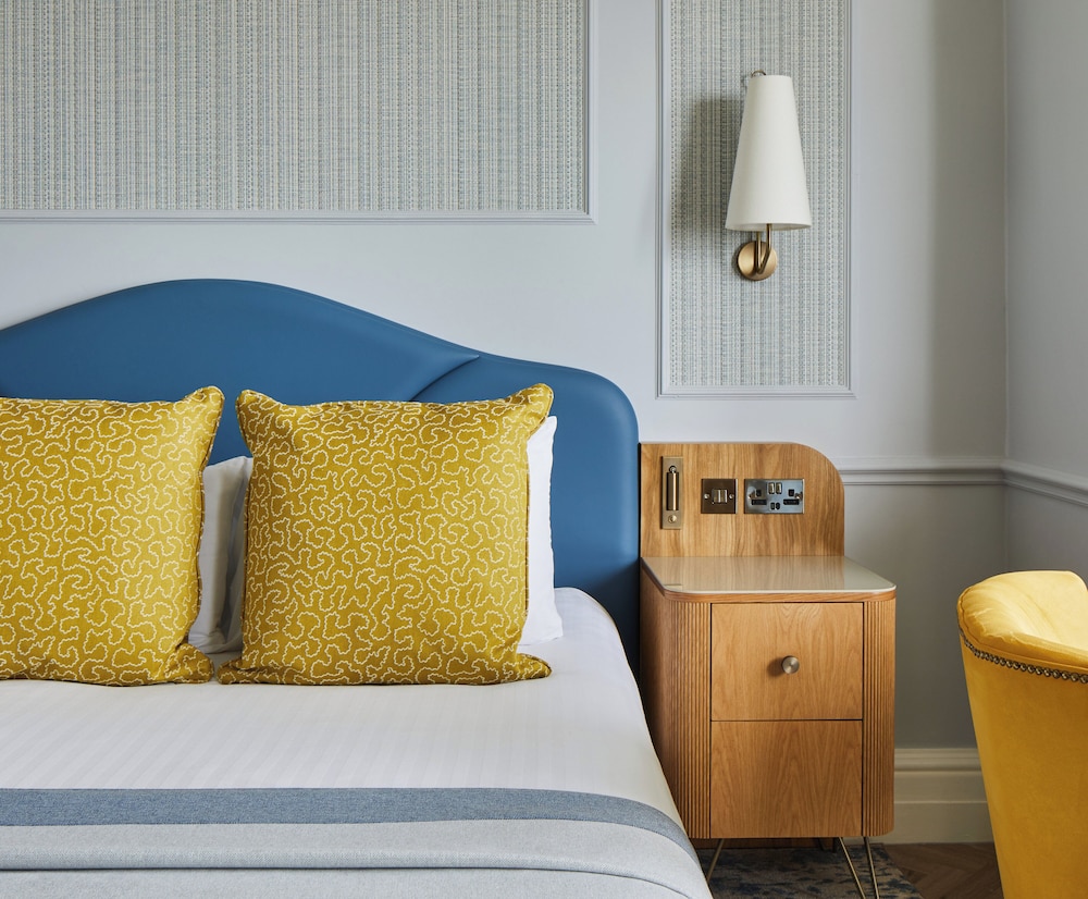 Feature King Room with View thumbnail 6