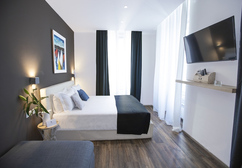 Junior Suite, 1 King Bed, Private Bathroom, City View