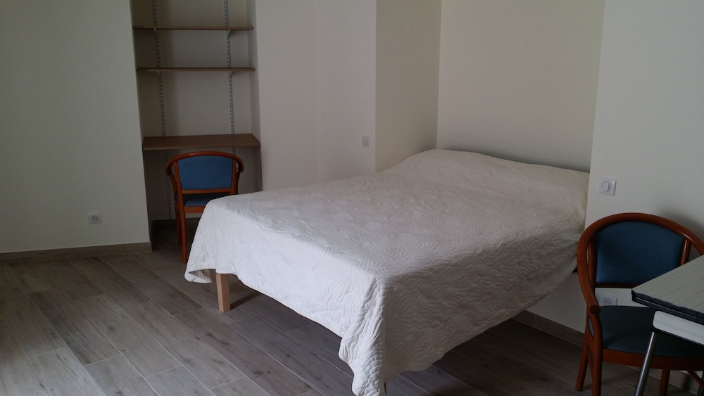 Classic Studio, 1 Queen Bed photo 2