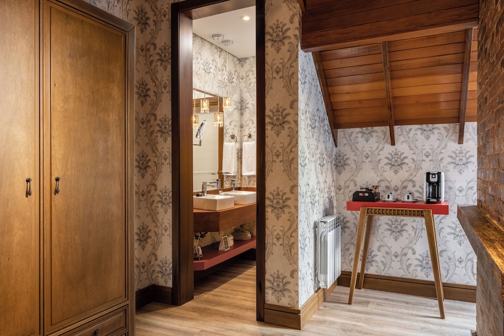 Panoramic Suite, 1 King Bed thumbnail 6